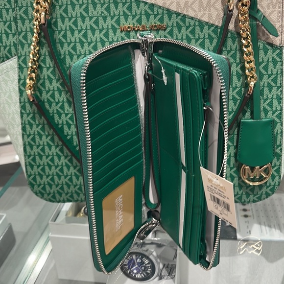 MICHAEL KORS LARGE TRAVEL CONTINENTAL WRISTLET WALLET PHONEHOLDER Palmetto Green - Picture 13 of 16